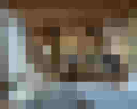 Gemütliches Hotelzimmer mit Kamin und Holzdekor im Wellnesshotel im Salzburger Land