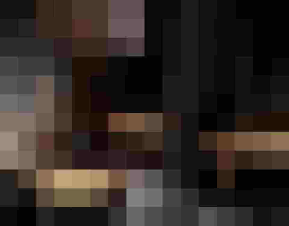 Rustikaler Spa-Bereich mit Holzliegen und Natursteinwänden im Wellnesshotel Salzburger Land