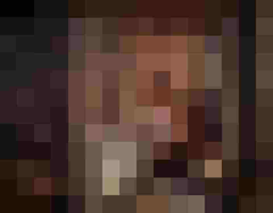 Frau entspannt in Holzsauna umgeben von Natursteinen im Wellnesshotel Salzburgs