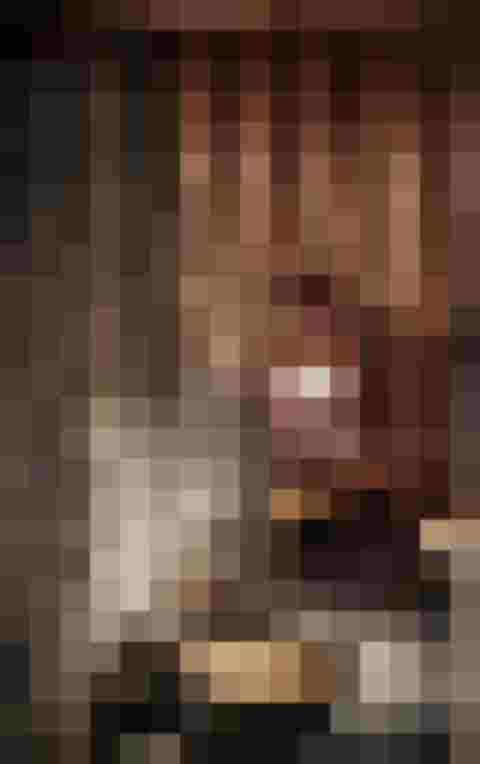 Frau entspannt in Sauna mit Naturstein und Holz im Luxushotel Salzburger Land Spa