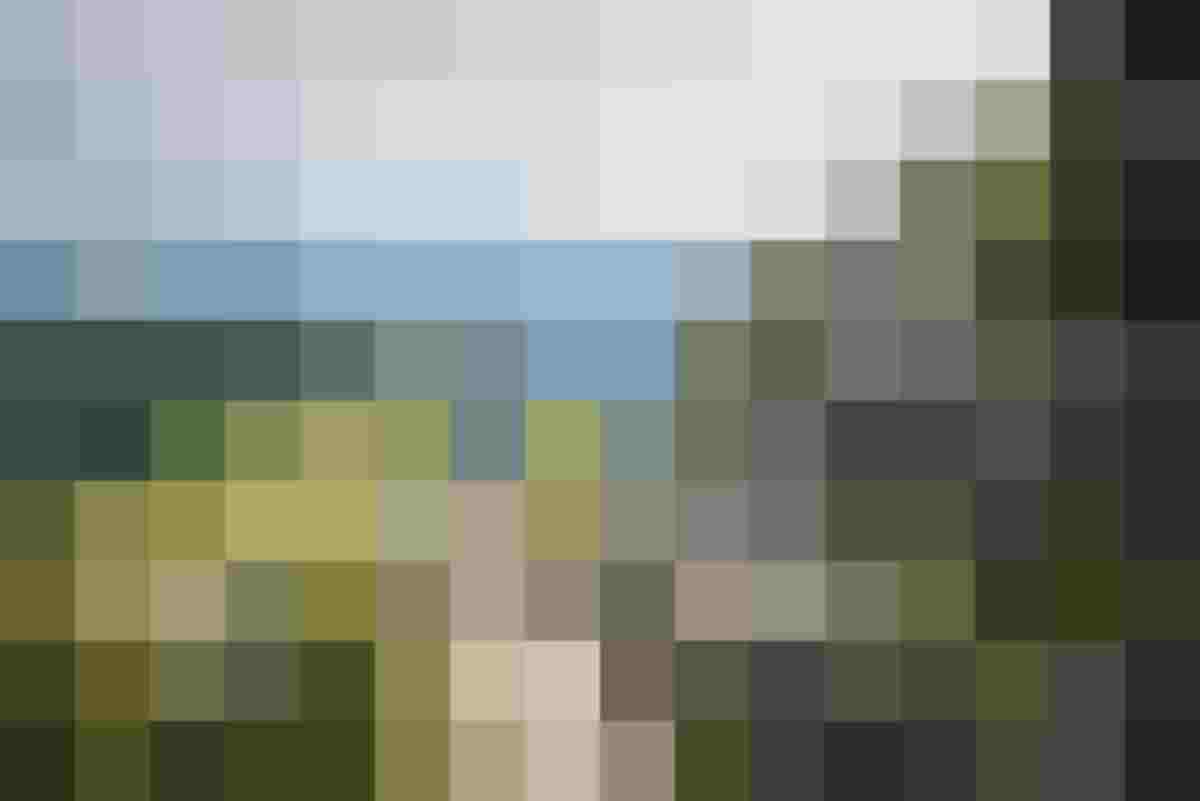 Wanderer auf Bergpfad mit Alpenblick im Salzburger Land Naturhotel und Aktivurlaub