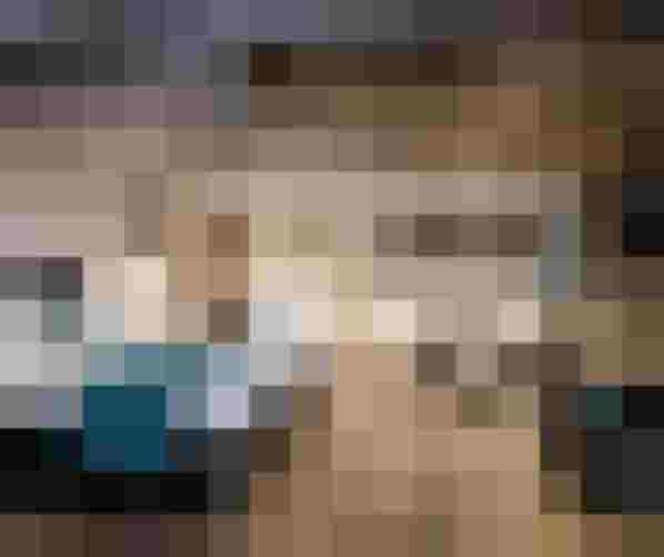 Luxuriöses Hotelzimmer mit Holzdecke und Spa-Badewanne im Wellnesshotel Salzburger Land