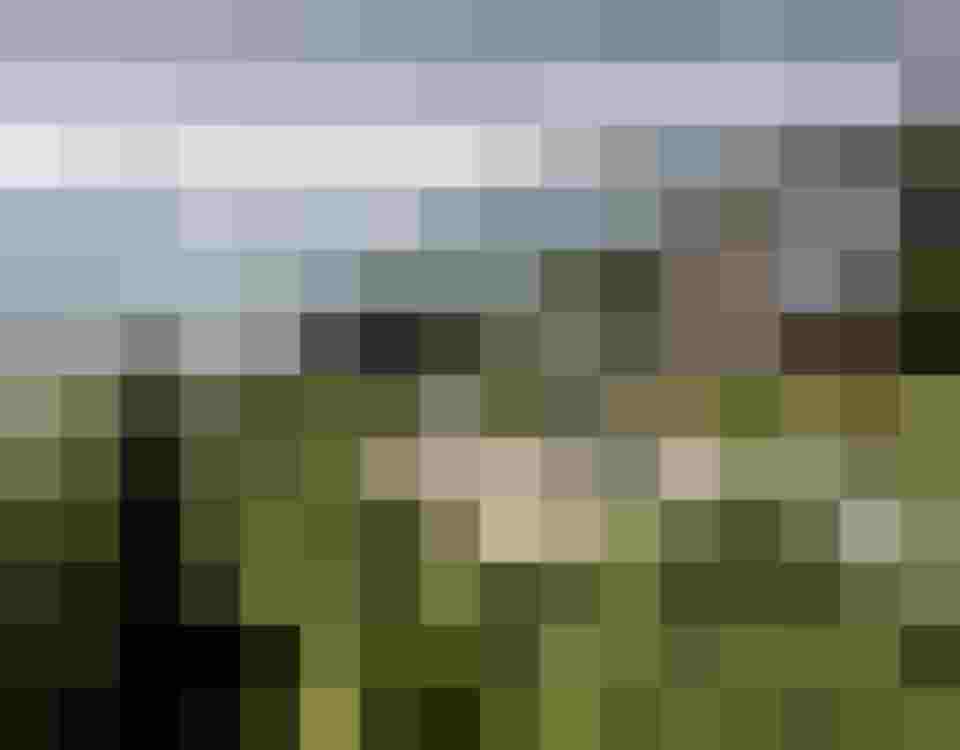 Wellnesshotel in den Alpen mit Liegen, Sonnenschirmen und Bergblick im Salzburger Land