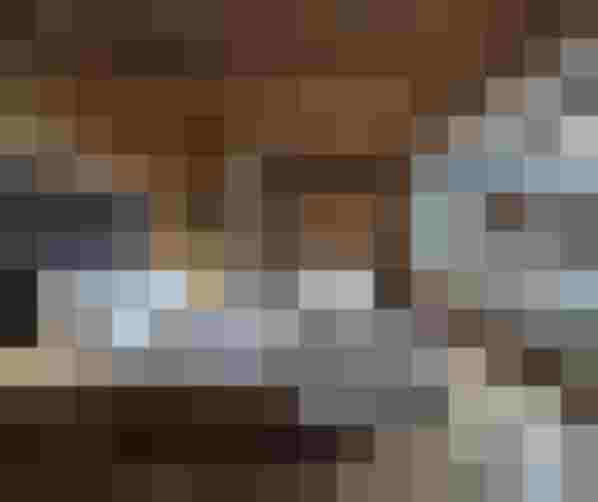 Modernes Hotelzimmer mit Holzelementen und Tageslicht im Wellnesshotel im Salzburger Land