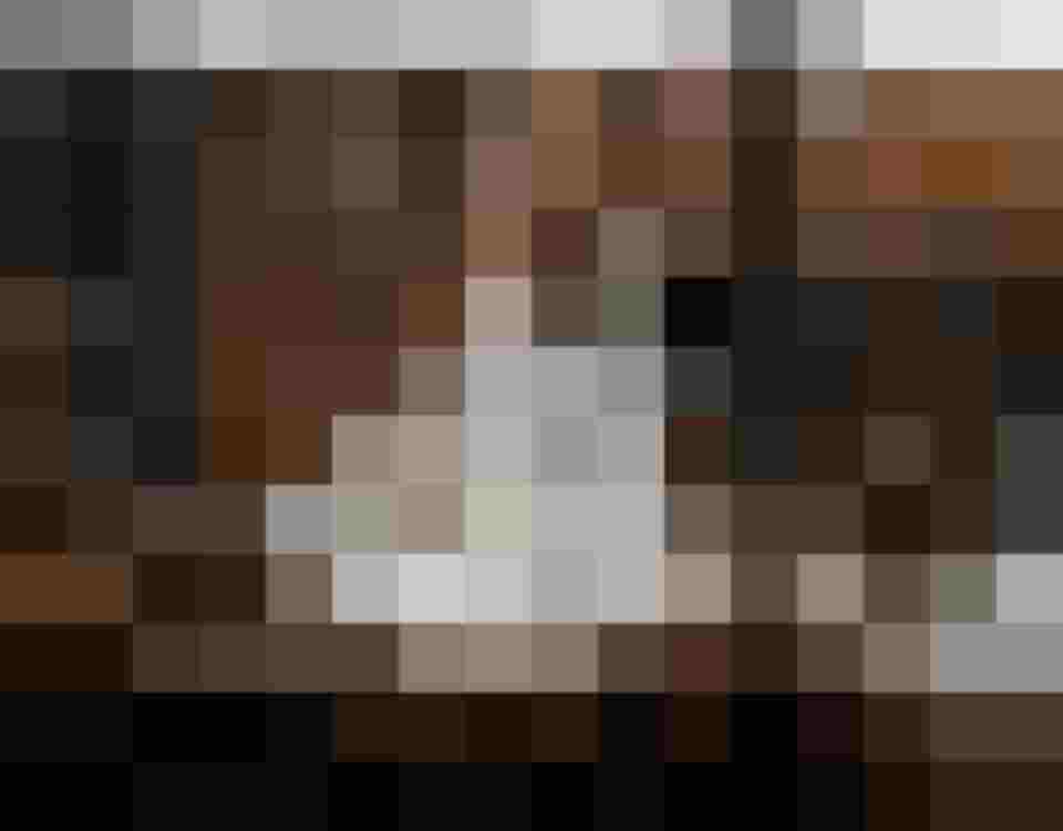 Sektflasche und Gläser auf Holztisch in gemütlicher Winterkulisse im Wellnesshotel Salzburger Land