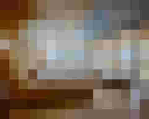 modern gestalteter Ruheraum mit Holzelementen und Blick auf die Alpen im Wellnesshotel