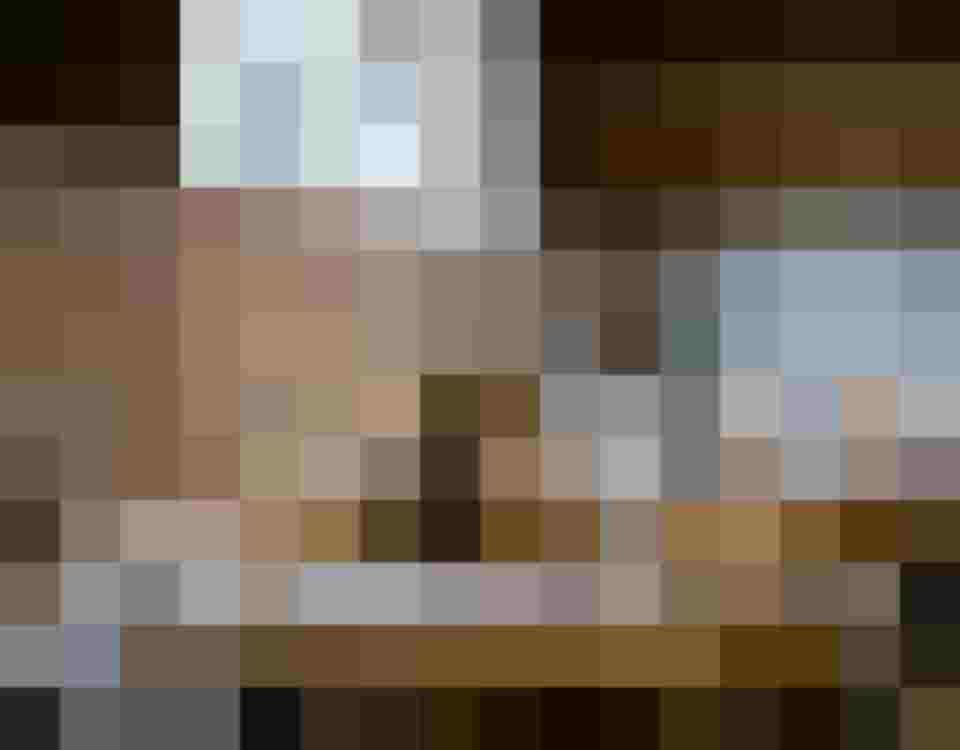 gedeckte Tische mit Kerzenlicht und Glas im stilvollen Gourmethotel im Salzburger Land