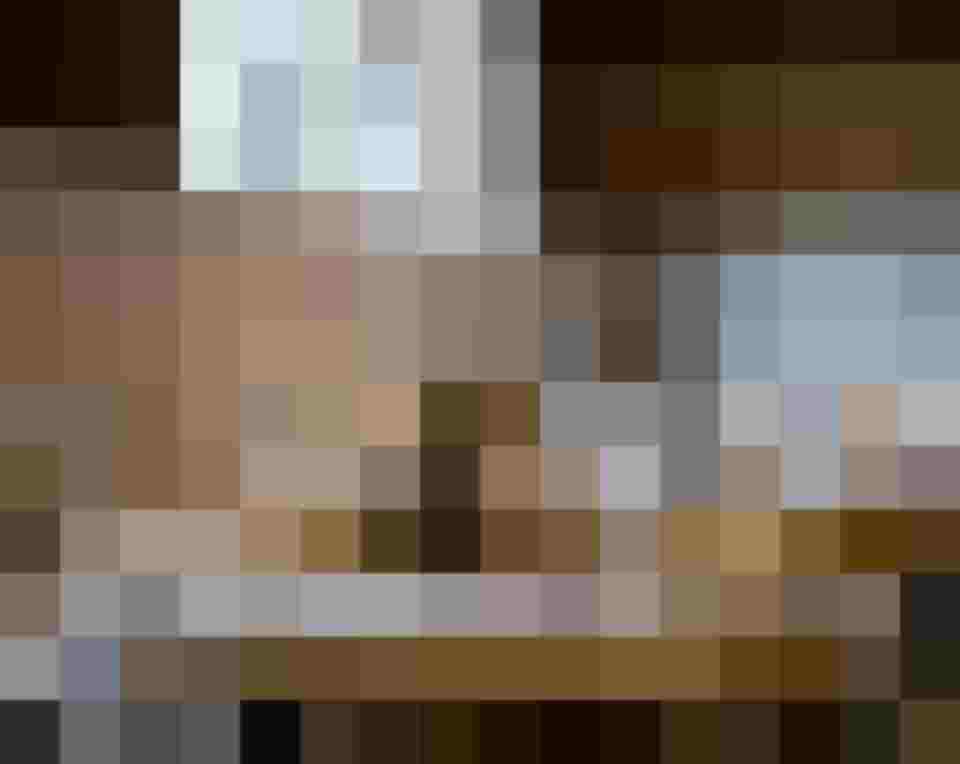 Elegantes gedeckter Tisch mit Kerze und Glas im luxuriösen Wellnesshotel Salzburger Land