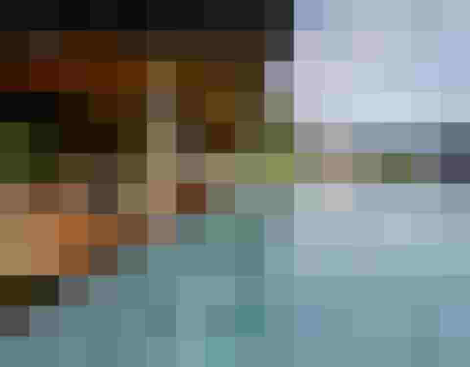 Infinity-Pool mit Bergblick neben Terrasse und Lounge im Wellnesshotel im Salzburger Land