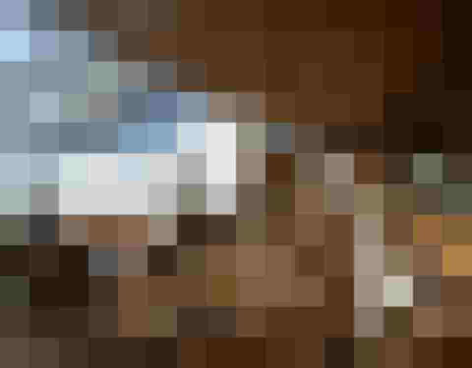 Winterliche Lounge mit Liegen und Alpenblick im Wellnesshotel im Salzburger Land