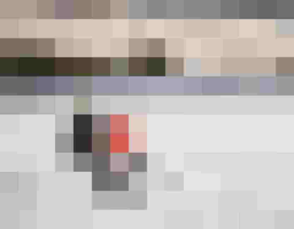 Zwei Skifahrer fahren auf einer Piste im Salzburger Land im Winterurlaub im Luxushotel