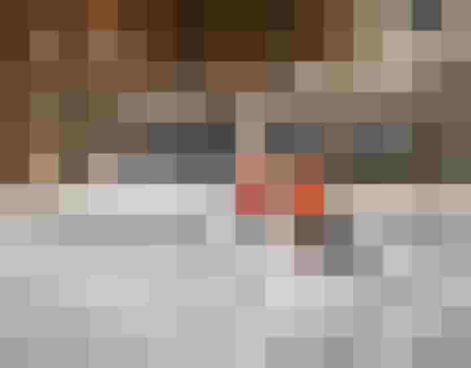 Zwei Skifahrer vor luxuriösem Hotel im Salzburger Land im Winterurlaub Wellnesshotel