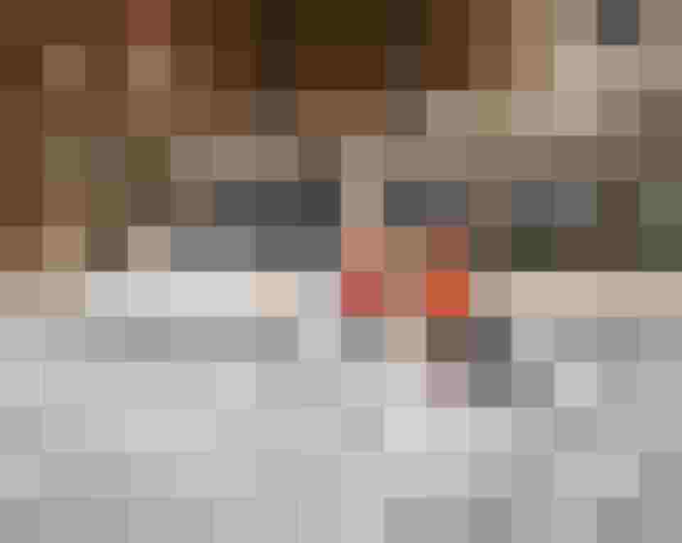 Zwei Skifahrer vor luxuriösem Hotel im Salzburger Land im Winterurlaub Wellnesshotel