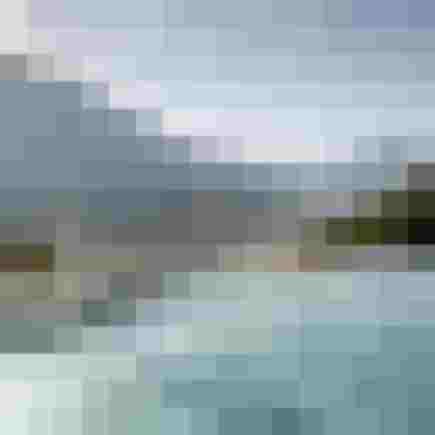 Zwei Personen im Infinity-Pool mit Bergpanorama im Wellnesshotel im Salzburger Land