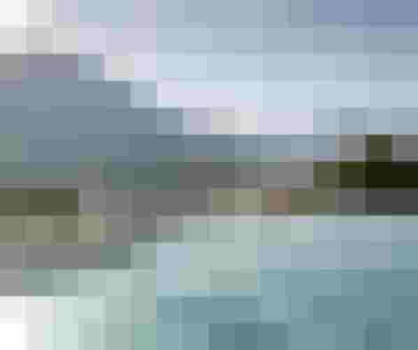 Zwei Personen im Infinity-Pool mit Bergpanorama im Wellnesshotel im Salzburger Land