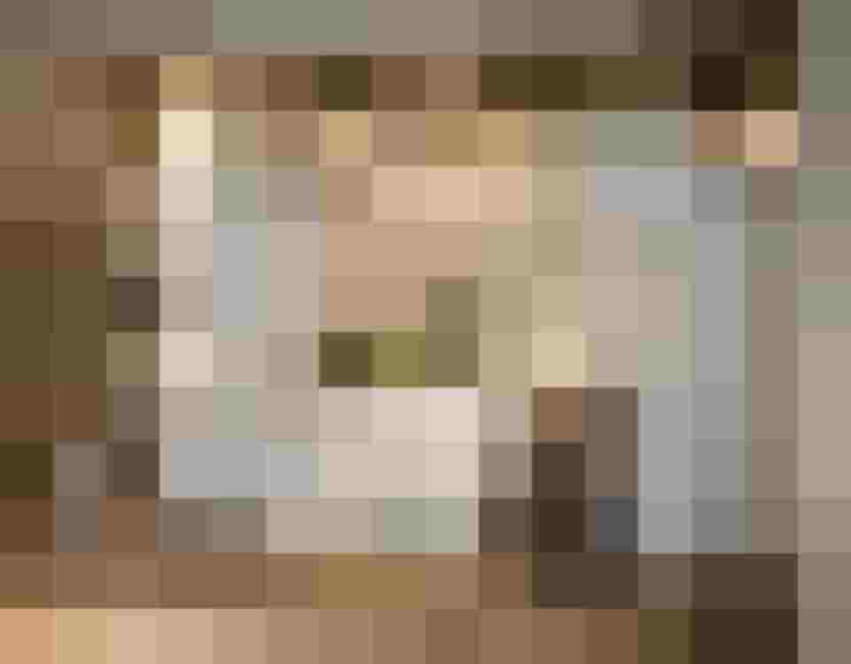 ausgefallenes Holzbett mit Kissen und Decke im luxuriösen Wellnesshotel Salzburg