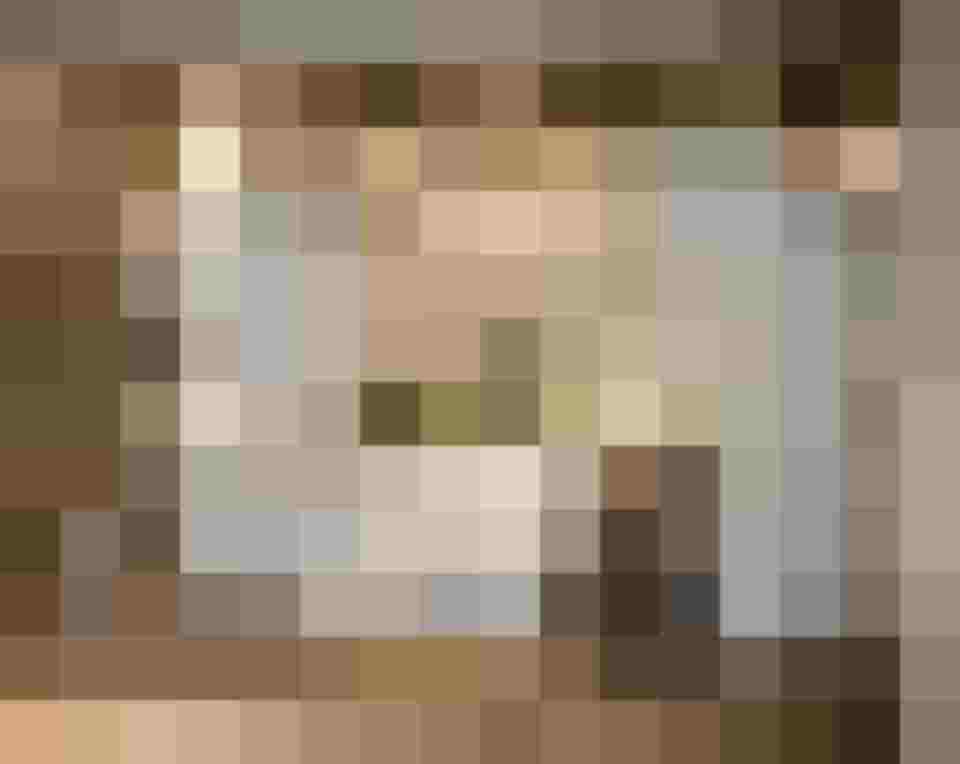 ausgefallenes Holzbett mit Kissen und Decke im luxuriösen Wellnesshotel Salzburg