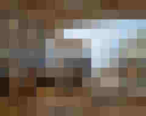 Loungebereich mit Kamin und moderner Holzeinrichtung im Luxushotel im Salzburger Land