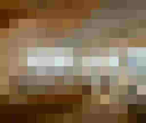 Loungebereich mit Panoramablick auf verschneite Alpen im Luxushotel Salzburger Land Wellnesshotel