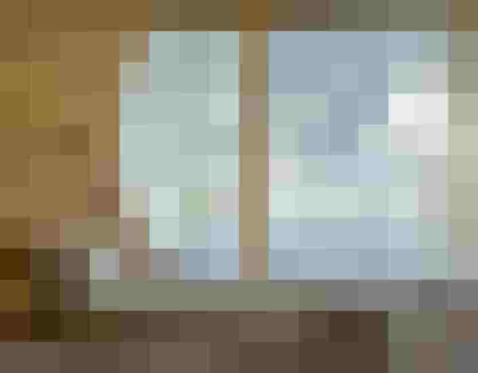 Liege im Wellnesshotel mit Panoramablick auf verschneite Berge im Salzburger Land