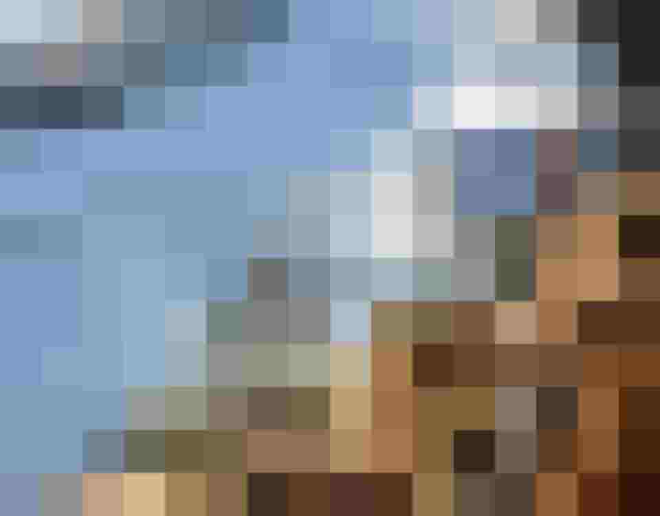 Balkonsitze mit Fellbezügen mit Blick auf verschneite Skipiste im Wellnesshotel Salzburger Land