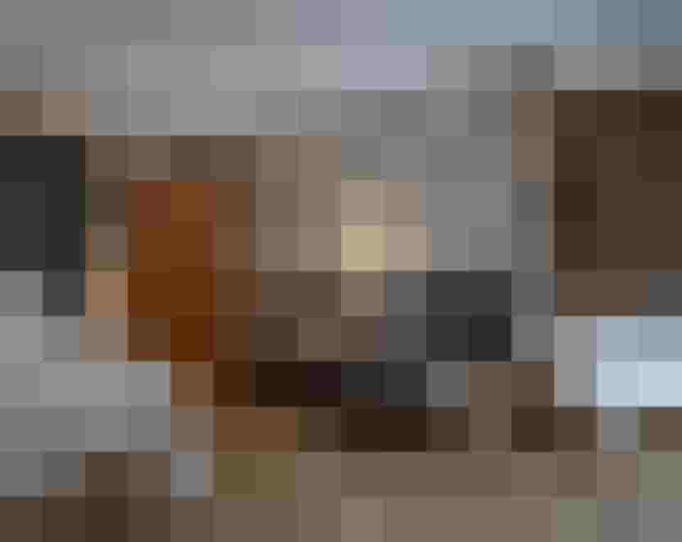 stilvolles Hotelzimmer mit Holzdesign, freistehender Badewanne und Sofa im Wellnesshotel Salzburger Land