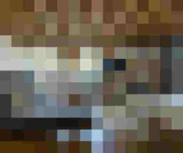 Luxuriöse Wellness Suite mit Kamin, Holzbalken, Bergblick und moderner Einrichtung