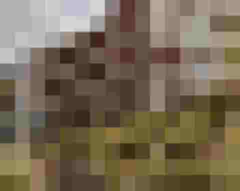 Wellnesshotel mit Naturteich, Holzarchitektur und Gartenanlage im Sonnenschein