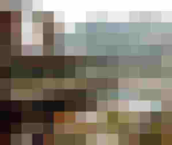 Luxuriöses Wellnesshotel mit Panoramaterrasse und Infinity-Pool vor alpiner Bergkulisse