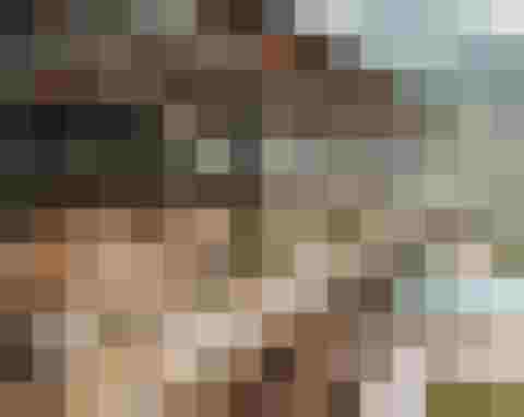 Terrasse eines modernen Wellnesshotels mit Bergblick und Infinity-Pool