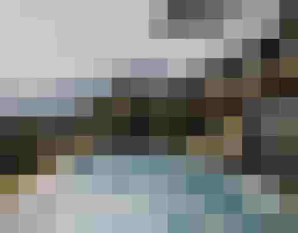 Panoramatický pohled na wellness hotel DAS.GOLDBERG s nekonečným bazénem a alpskou krajinou v Salcbursku