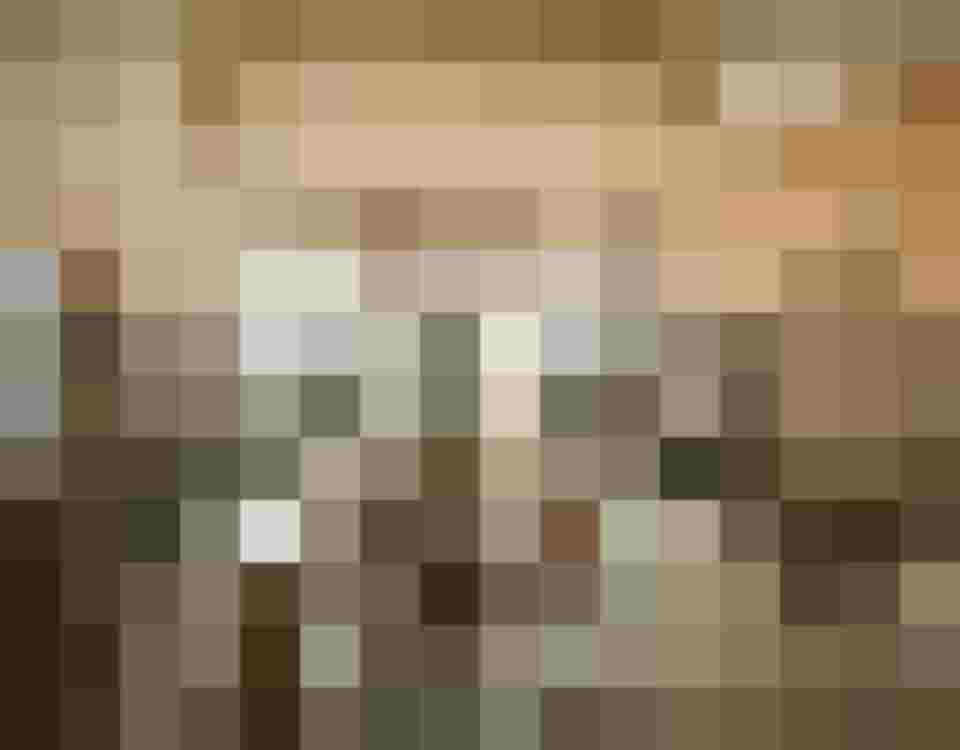 Infinity-Außenpool von DAS.GOLDBERG mit Panoramablick auf die Alpen bei Sonnenuntergang