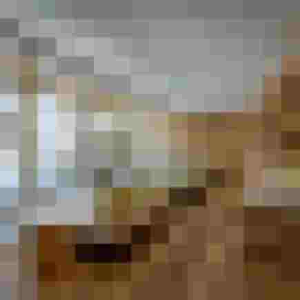 Infinity-Außenpool eines Luxus-Wellnesshotels mit Bergpanorama im Salzburger Land bei Sonnenuntergang